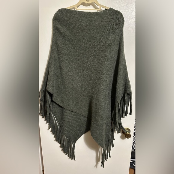 Love of Fashion Women’s Grey Poncho with Fringe, NWT - Picture 2 of 4